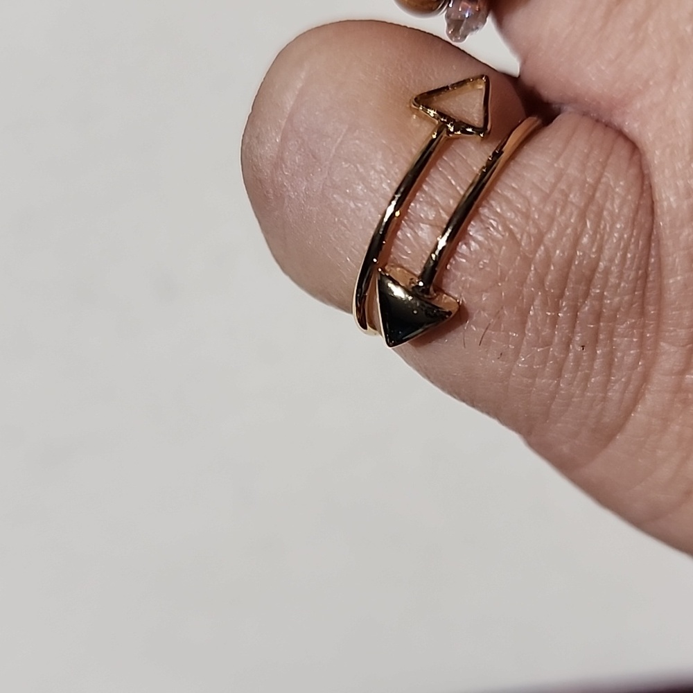 Adjustable arrow ring